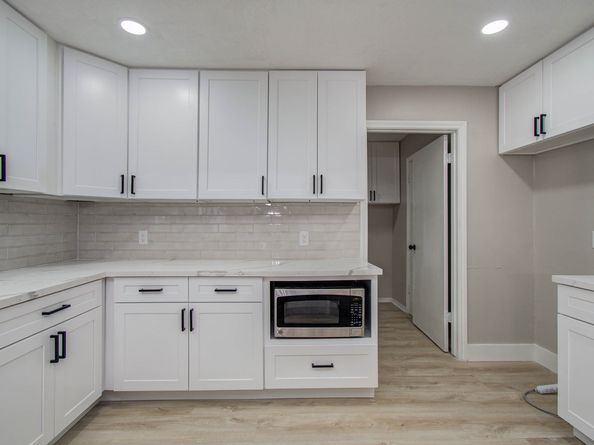 4735 Theall Road, Houston TX 77066