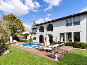 38 N Player Manor Circle, The Woodlands TX 77382