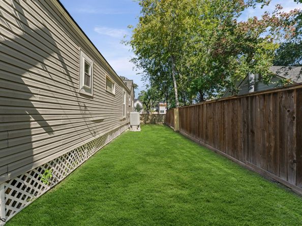 717 Sue Barnett Drive, Houston TX 77018