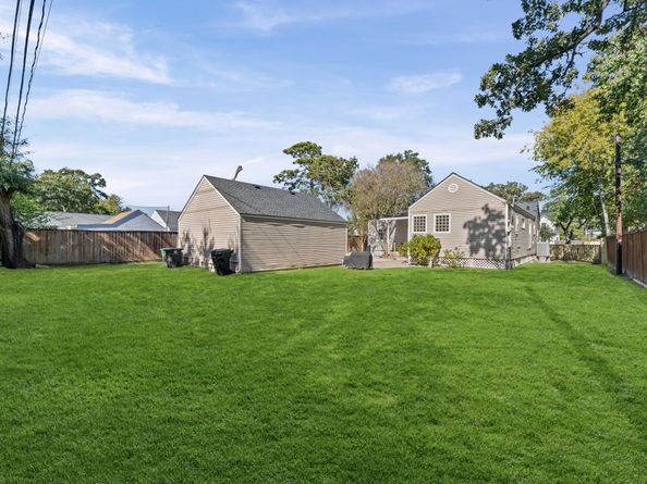 717 Sue Barnett Drive, Houston TX 77018