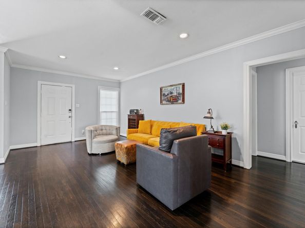 717 Sue Barnett Drive, Houston TX 77018