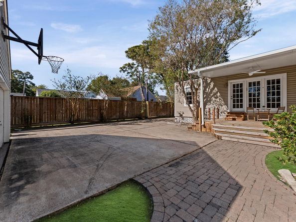 717 Sue Barnett Drive, Houston TX 77018