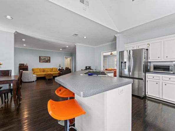 717 Sue Barnett Drive, Houston TX 77018