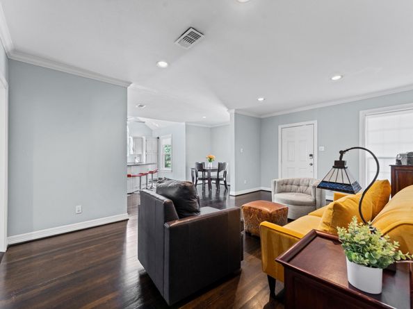 717 Sue Barnett Drive, Houston TX 77018