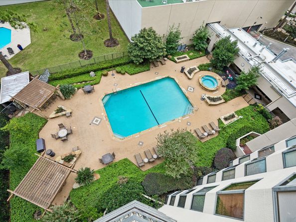 661 Bering Drive 709, Houston TX 77057