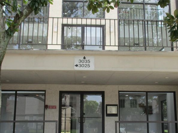 3025 Walnut Bend Lane 21, Houston TX 77042