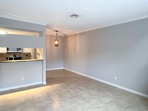 2125 Augusta Drive 21, Houston TX 77057