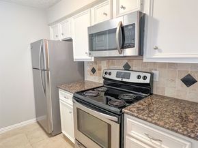 2125 Augusta Drive 21, Houston TX 77057