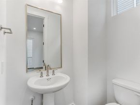 806 Fisher Street E, Houston TX 77018