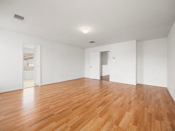 2722 Skyview Downs Drive, Houston TX 77047