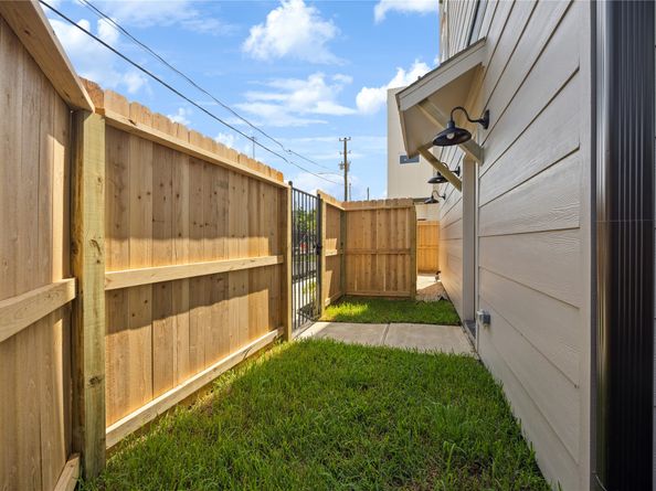2810 Mills Street, Houston TX 77026