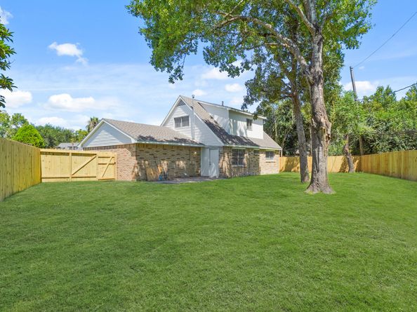 3203 Ripplebrook Drive, Houston TX 77045