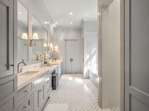 5 Hollymead Drive, The Woodlands TX 77381