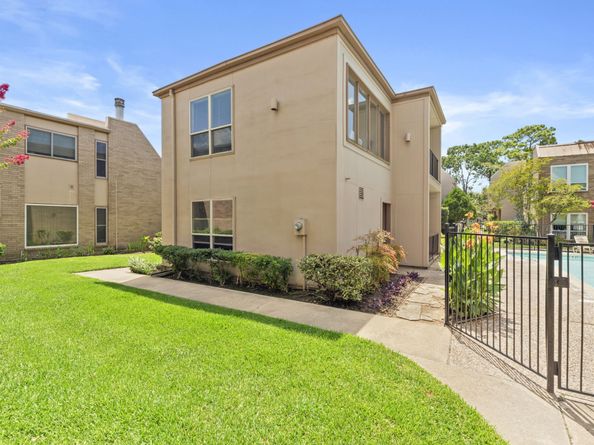 1115 Augusta Drive 26, Houston TX 77057