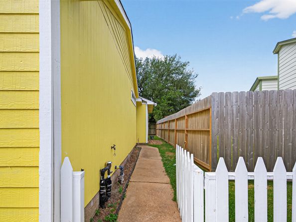 11525 Teaside Drive, Houston TX 77066