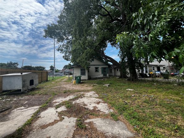 6015 Brady Street, Houston TX 77011