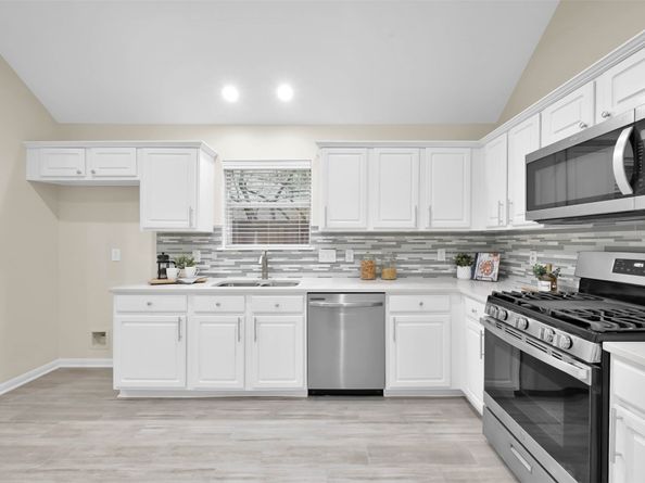 43 WRENS SONG Place, The Woodlands TX 77382