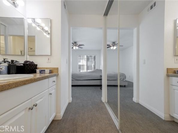 21450 Burbank Boulevard 203, Woodland Hills (los Angeles) CA 91367