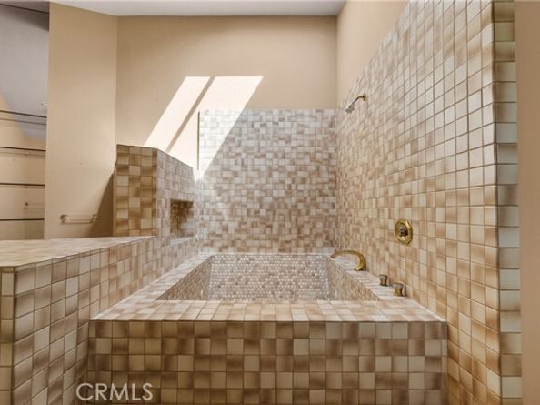 20140 Wells Drive, Woodland Hills (los Angeles) CA 91364
