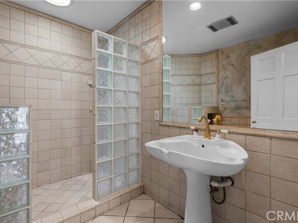 20140 Wells Drive, Woodland Hills (los Angeles) CA 91364