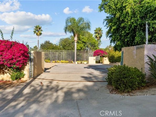 20140 Wells Drive, Woodland Hills (los Angeles) CA 91364
