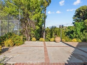 20140 Wells Drive, Woodland Hills (los Angeles) CA 91364