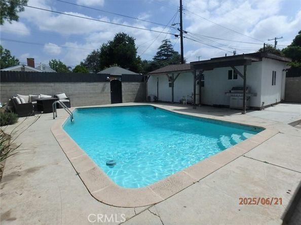 17457 Covello Street, Van Nuys (los Angeles) CA 91406