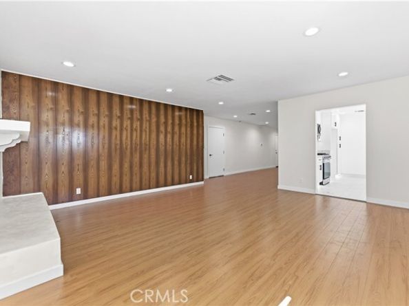 15210 Cohasset Street, Van Nuys (los Angeles) CA 91405