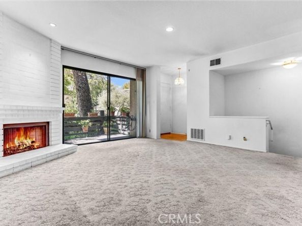 21821 Burbank 145, Woodland Hills (los Angeles) CA 91367