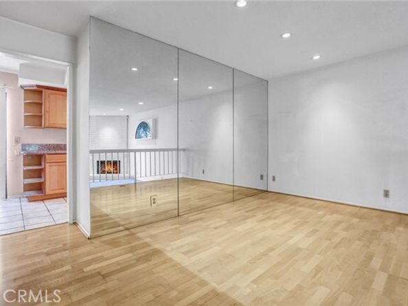 21821 Burbank 145, Woodland Hills (los Angeles) CA 91367