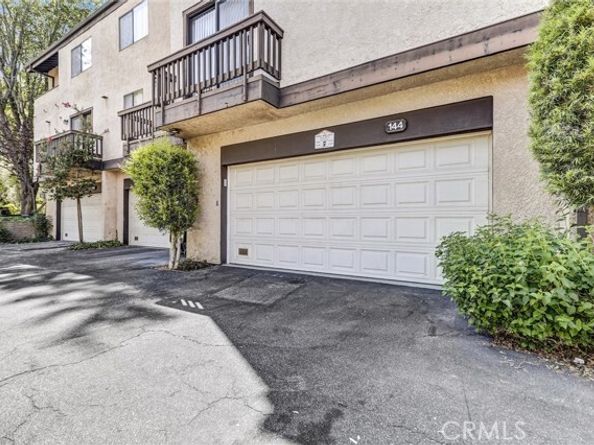 21821 Burbank 145, Woodland Hills (los Angeles) CA 91367