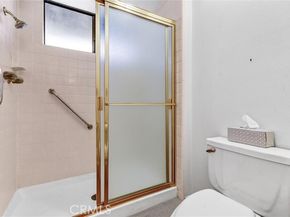 21821 Burbank 145, Woodland Hills (los Angeles) CA 91367