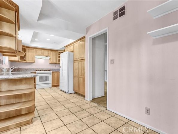 21821 Burbank 145, Woodland Hills (los Angeles) CA 91367