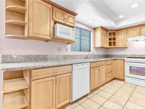 21821 Burbank 145, Woodland Hills (los Angeles) CA 91367