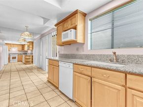 21821 Burbank 145, Woodland Hills (los Angeles) CA 91367