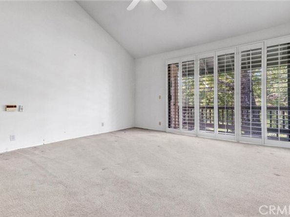 21821 Burbank 145, Woodland Hills (los Angeles) CA 91367