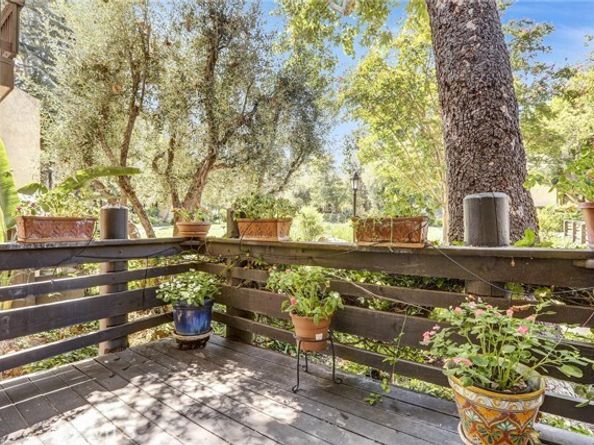 21821 Burbank 145, Woodland Hills (los Angeles) CA 91367