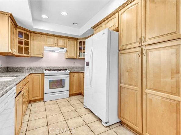 21821 Burbank 145, Woodland Hills (los Angeles) CA 91367