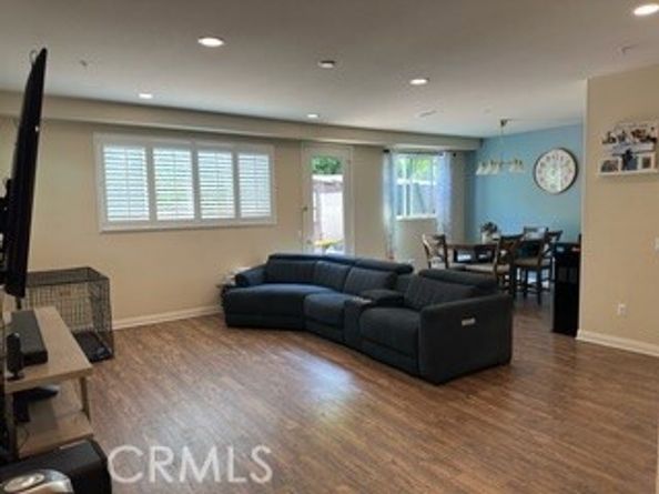 8621 Noble Avenue 4, North Hills (los Angeles) CA 91343