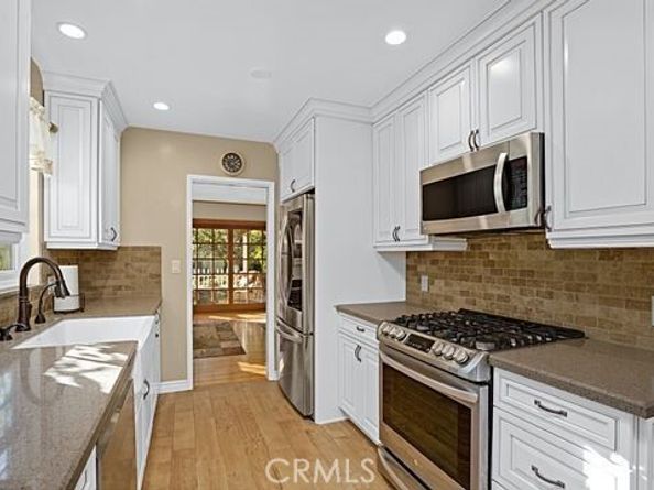 6941 Louise Avenue, Los Angeles CA 91406