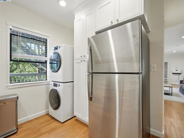 2323 Mastlands Dr, Oakland CA 94611
