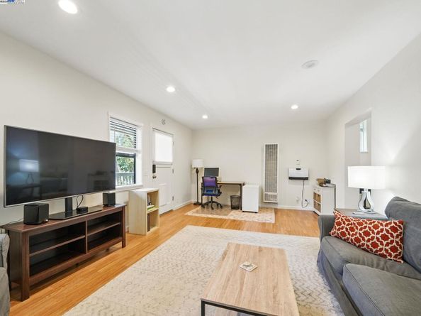 2323 Mastlands Dr, Oakland CA 94611