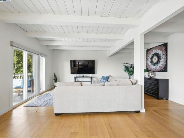 2323 Mastlands Dr, Oakland CA 94611