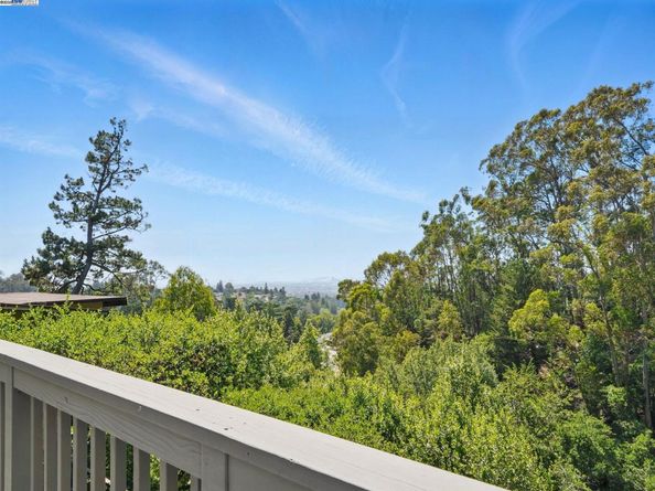 2323 Mastlands Dr, Oakland CA 94611
