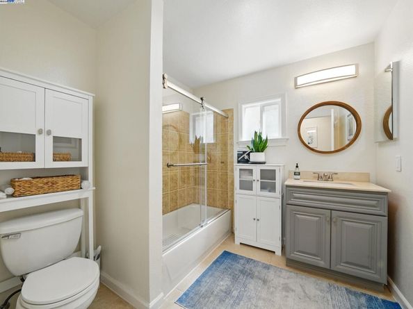2323 Mastlands Dr, Oakland CA 94611