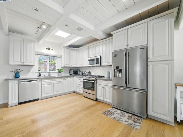 2323 Mastlands Dr, Oakland CA 94611