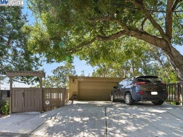 2323 Mastlands Dr, Oakland CA 94611