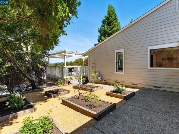 1725 Spyglass Ln, Moraga CA 94556