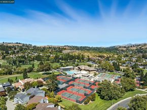 1725 Spyglass Ln, Moraga CA 94556