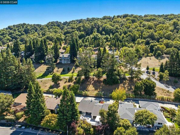 1725 Spyglass Ln, Moraga CA 94556